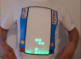 Un hombre crea una camiseta de Tetris jugable